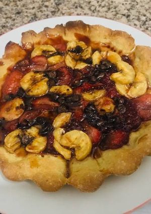 Una foto de Tarta de frutilla y banana 🍓🍌