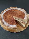 Crostata con ripieno morbido alle mandorle e amarene