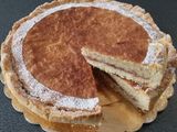 Crostata con ripieno morbido alle mandorle e amarene