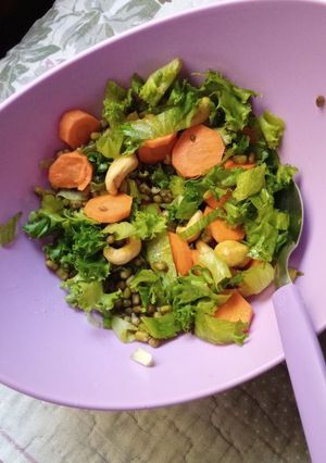 Una foto de Ensalada crocante💜