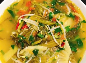 Hình của món Canh Dưa Chua Nấu Thơm 🍲.