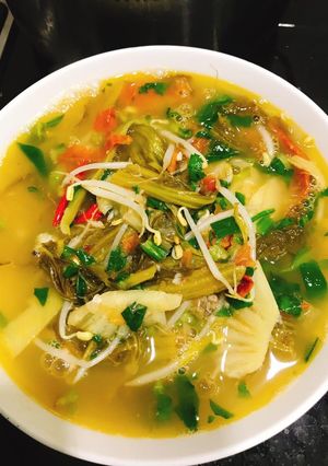 Hình của món Canh Dưa Chua Nấu Thơm 🍲.