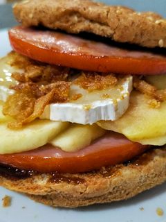Una foto de Lomo-burger con manzana, queso de cabra y salsa Hoisin
