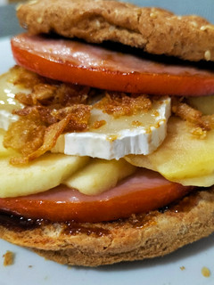 Una foto de Lomo-burger con manzana, queso de cabra y salsa Hoisin
