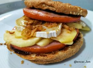 Foto principal de Lomo-burger con manzana, queso de cabra y salsa Hoisin