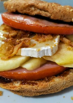 Una foto de Lomo-burger con manzana, queso de cabra y salsa Hoisin