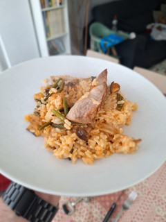 Una foto de Paella de secreto de cerdo, espárragos trigueros y setas variadas