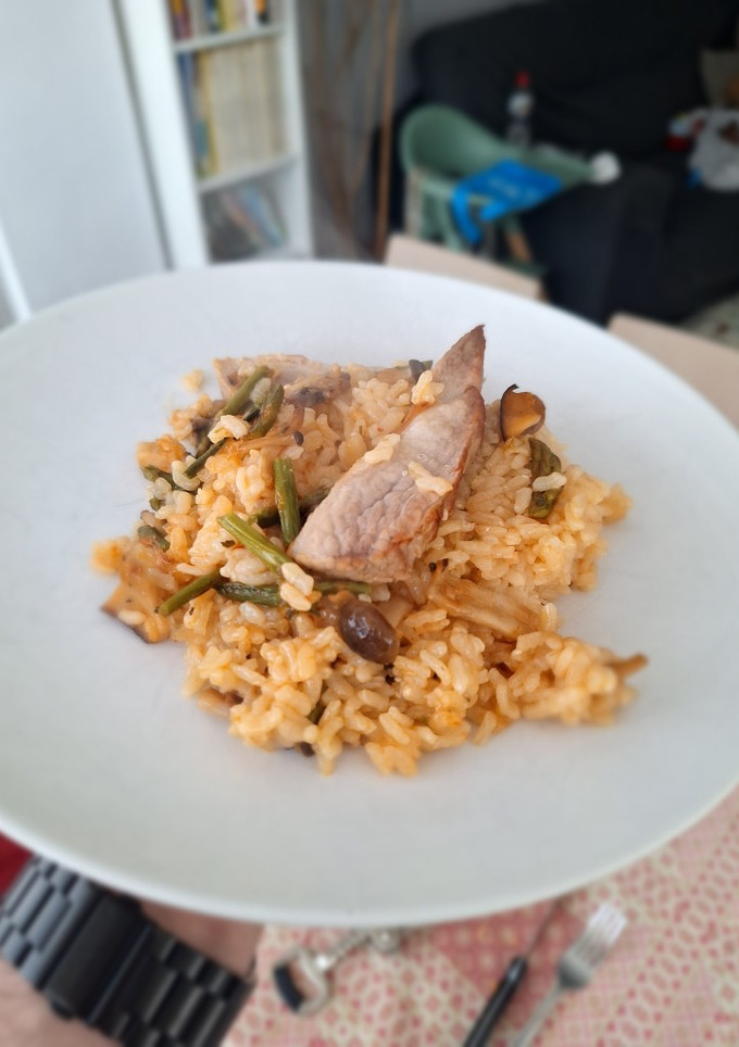 Una foto de Paella de secreto de cerdo, espárragos trigueros y setas variadas
