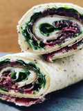 Piada rolls con robiola, bresaola e spinacini novelli