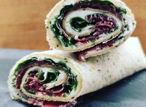 Foto di Piada rolls con robiola, bresaola e spinacini novelli