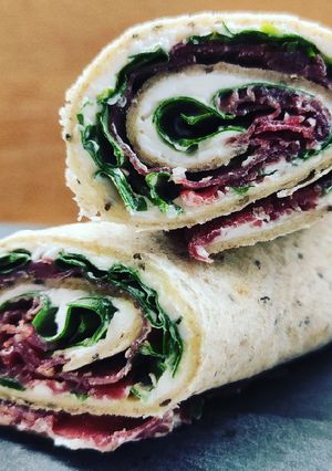 Foto di Piada rolls con robiola, bresaola e spinacini novelli