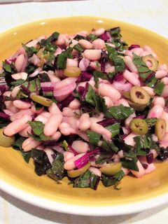 Una foto de Ensalada de alubias blancas con pencas de remolacha