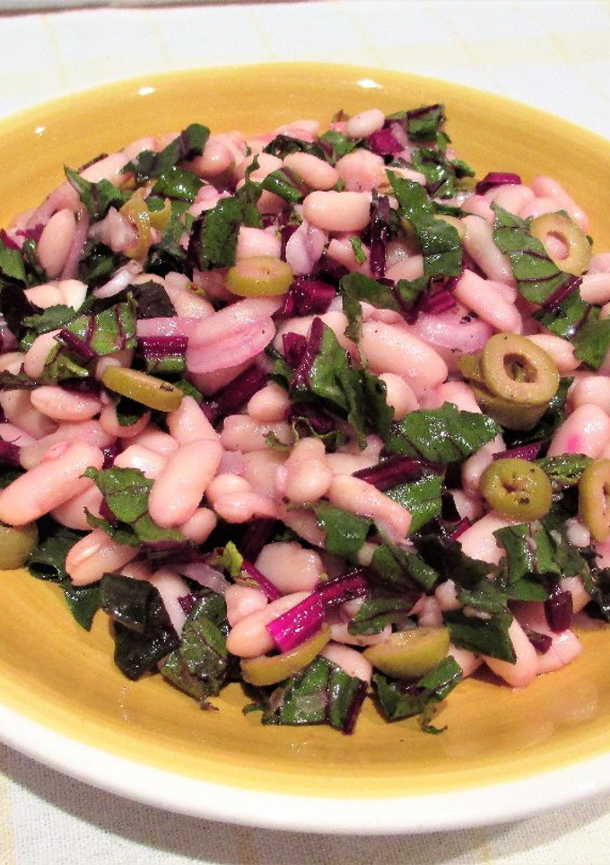 Una foto de Ensalada de alubias blancas con pencas de remolacha