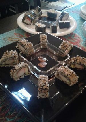 Una foto de Sushi casero con kanikama y vegetales!
