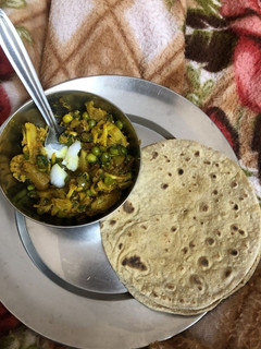 आलू गोभी की सब्जी (aloo gobi ki sabzi recipe in Hindi) रेसिपी मुख्य फोटो