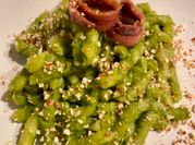 Una foto di pesto di zucchine
