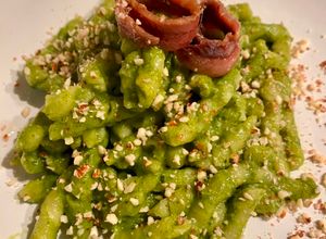 Foto di Busiate al pesto di zucchine e basilico con acciughe e granella di mandorle