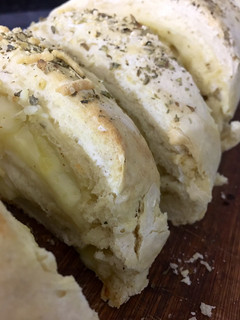 Una foto de Pan de orégano, con centro de queso 🥖 🧀
