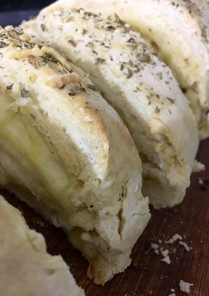 Una foto de Pan de orégano, con centro de queso 🥖 🧀
