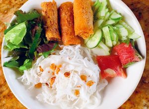 Hình của món Bún chả giò, nem chua 😊.