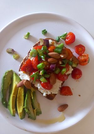 Una foto de Bruschetta de ricota y cherries