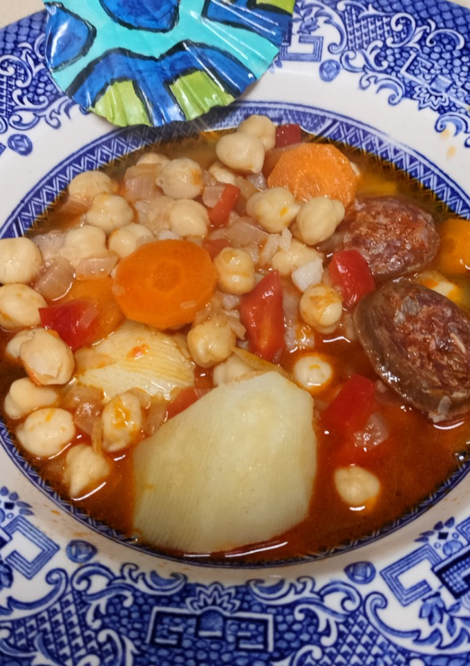 Una foto de Garbanzos con chorizo en olla a presión