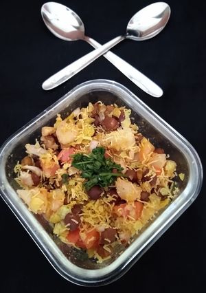 ચણાચાટ વીથ ખાખરા (Chana Chaat With Khakhra Recipe In Gujarati) રેસીપી મુખ્ય ફોટો