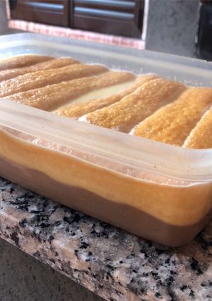 Una foto de Postre con flan y vainillas