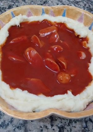Una foto de Salchichas en salsa con puré exprés