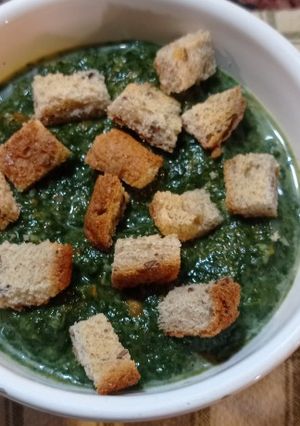 Una foto de Sopa espinaca🥬, zanahoria 🥕ajo🧄 y cebolla🧅🥔❤️