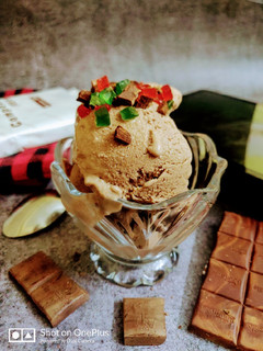 चॉकलेट कस्टर्ड आइसक्रीम (chocolate custard ice cream recipe in Hindi) रेसिपी मुख्य फोटो