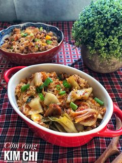 Hình của món Cơm rang trứng và kim chi.