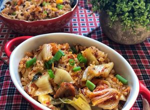 Hình của món Cơm rang trứng và kim chi.