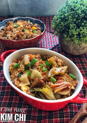 Hình của món Cơm rang trứng và kim chi.