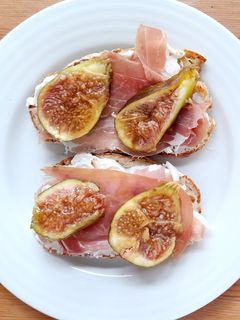 Foto de Bruschetta de Figo, Ricota e Presunto