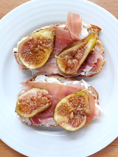 Foto de Bruschetta de Figo, Ricota e Presunto