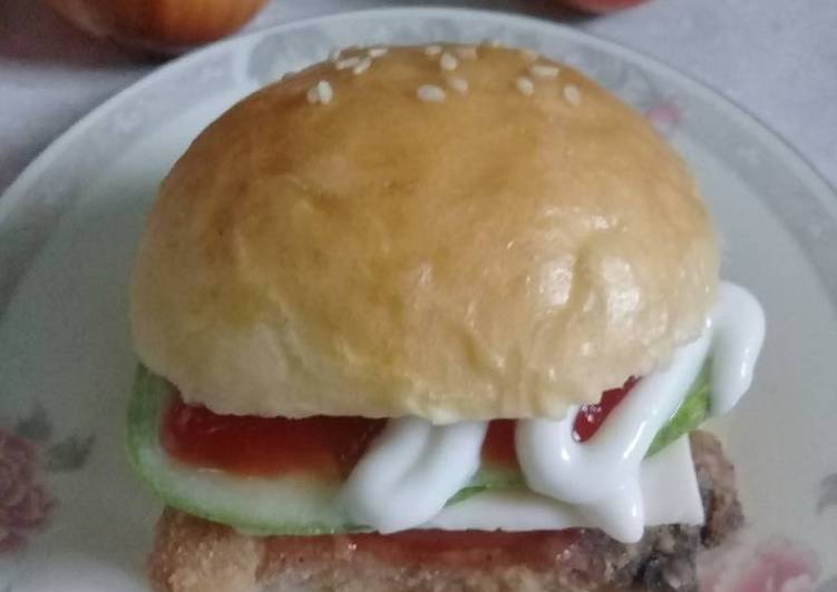 Langkah Mudah untuk Menyiapkan Burger tuna crispy yang Menggugah Selera