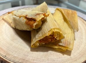 Una foto de Tamales de chile rojo