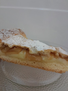 Una foto de Tarta de manzana, canela y pastelera 🥧🍎
