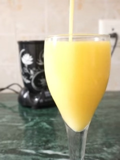 A picture of Mango & lemon punch.