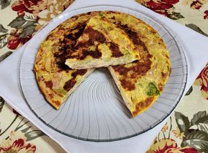 Una foto de 🍳🍷 Tortilla de repollitos de Bruselas, cebolla, jamón, al aroma de vino blanco 🍷🍳