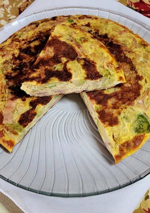Una foto de 🍳🍷 Tortilla de repollitos de Bruselas, cebolla, jamón, al aroma de vino blanco 🍷🍳