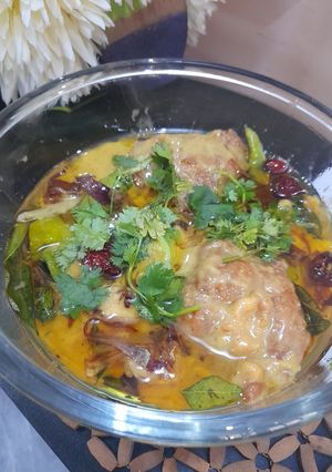 A picture of Karhi pakora with curry leaves.