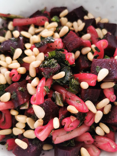 Una foto de Ensalada de pasta tibia con betabel y kale