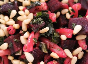 Una foto de Ensalada de pasta tibia con betabel y kale