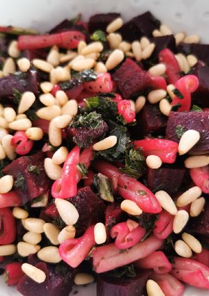 Una foto de Ensalada de pasta tibia con betabel y kale