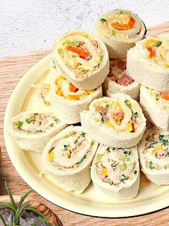 A picture of Snack rolls from toasted bread.