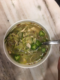 Una foto de 🍲 SOPA ESTILO VIETNAMESE CON ZUCCHINI Y POLLO 😋🐔