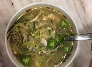 Una foto de 🍲 SOPA ESTILO VIETNAMESE CON ZUCCHINI Y POLLO 😋🐔