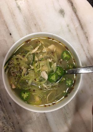 Una foto de 🍲 SOPA ESTILO VIETNAMESE CON ZUCCHINI Y POLLO 😋🐔